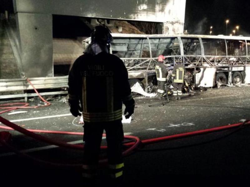 Νέα τραγωδία στην Ιταλία: Τροχαίο δυστύχημα με λεωφορείο που μετέφερε μαθητές-Τουλάχιστον 16 νεκροί - Media