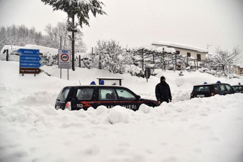 Ισχυροί μετασεισμοί στην χιονισμένη κεντρική Ιταλία, με έναν νεκρό - Αγνοούνται τρεις μετά από χιονοστιβάδα - Media