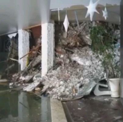 Συγκλονιστικές εικόνες από το εσωτερικό του ξενοδοχείου που «εξαφάνισε» η χιονοστιβάδα στην Ιταλία - Media