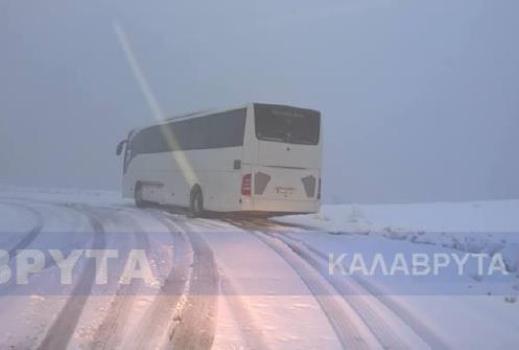 Καλάβρυτα: Εγκλωβισμένο στα χιόνια λεωφορείο του ΚΤΕΛ με μαθητές  - Media
