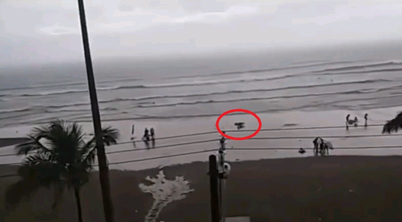 Κεραυνός χτυπά γυναίκα σε παραλία (Video) - Media