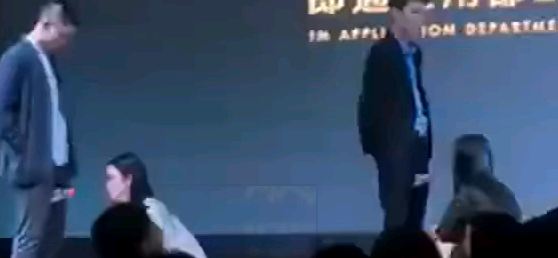 Απαύγασμα σεξισμού με προσομοίωση στοματικού σεξ σε συνέδριο (Video) - Media