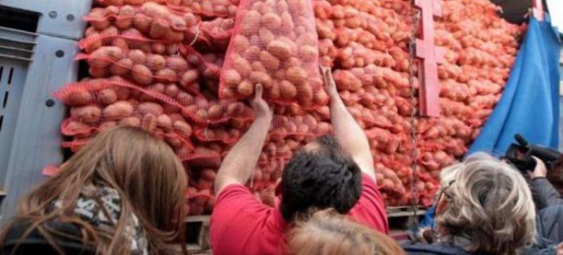 Αποκαλύφθηκε μεγάλο κύκλωμα που βάφτιζε «πατάτα Αχαϊας», πατάτες από τη Γαλλία - Media