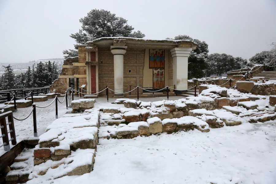 Εντυπωσιακές εικόνες από τη χιονισμένη Κνωσό (Photos) - Media