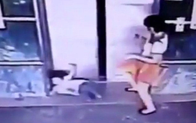 Μητέρα κλωτσά την κόρη της για να μην την χτυπήσει το ασανσέρ (Photos-Video) - Media