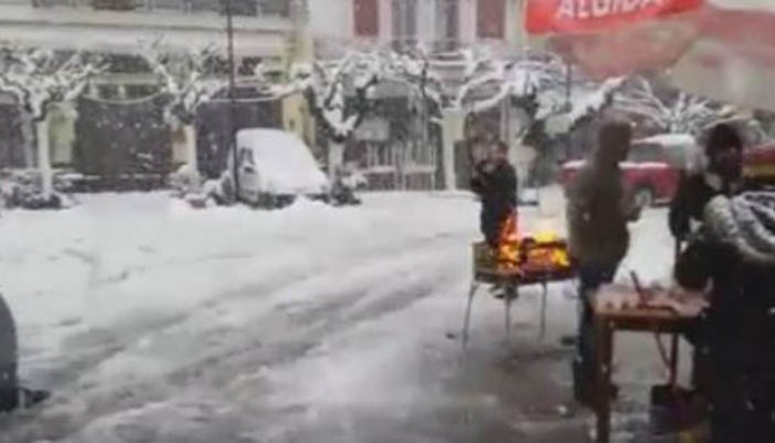 Viral βίντεο: Κρητικοί πίνουν ρακές και χορεύουν μέσα στο χιόνι!  - Media