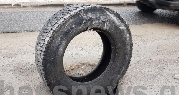 Απίστευτο και ελληνικό: Έκλεισαν τρύπα στο οδόστρωμα με ένα… λάστιχο (Photos) - Media