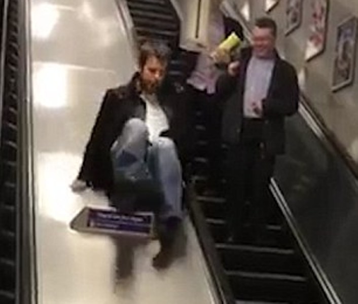 Επική τούμπα μεθυσμένου επιβάτη στο μετρό του Λονδίνου (Video) - Media