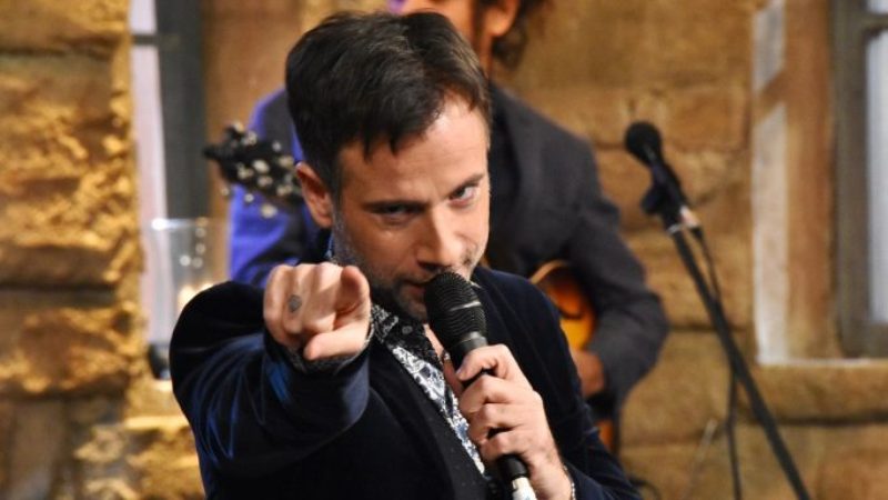 Μαραβέγιας: Η γκάφα στην εκπομπή Στην υγειά μας ρε παιδιά και το σχόλιο του τραγουδιστή - Media