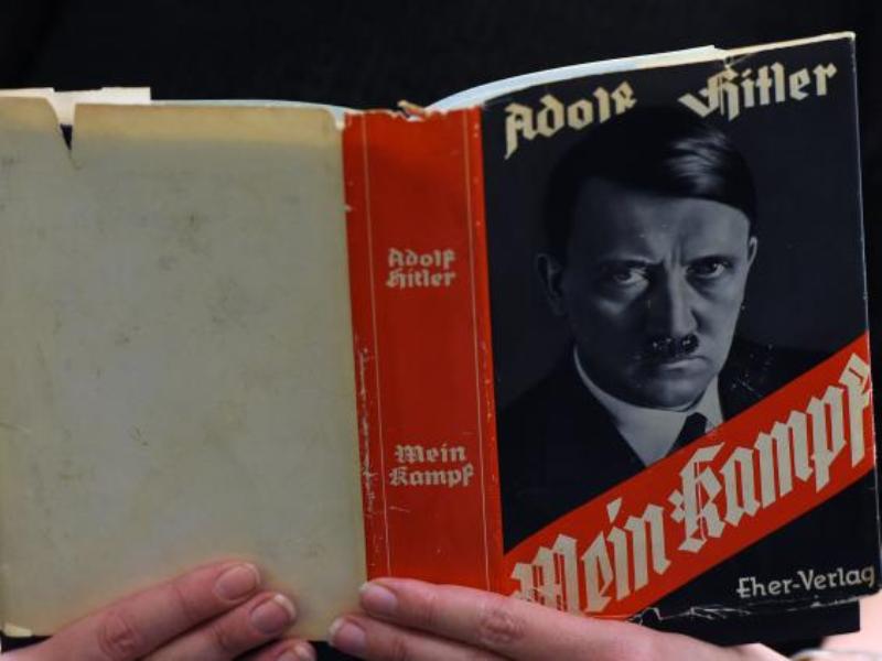 Μεγάλη εκδοτική επιτυχία για τη σχολιασμένη επανέκδοση του Mein Kampf του Χίτλερ - Media