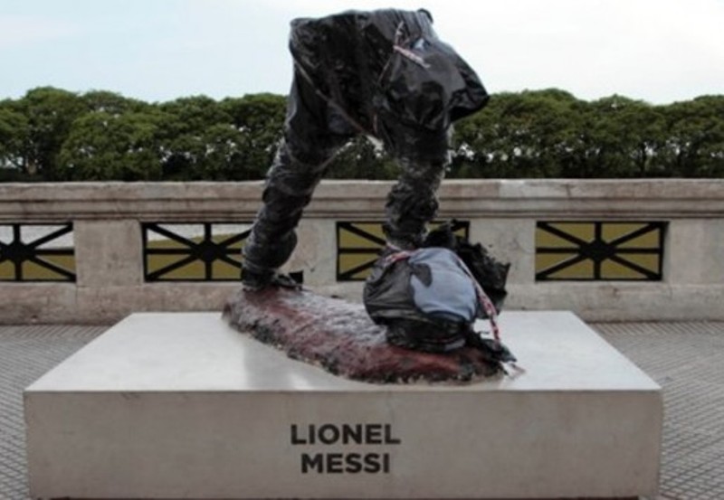 Βανδάλισαν το άγαλμα του Μέσι την Αργεντινή (Video) - Media