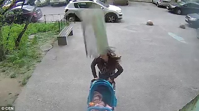Πέτρινη πλάκα χτυπά μητέρα στο κεφάλι-Περνά λίγα εκατοστά από την κόρη της (Photos-Video) - Media