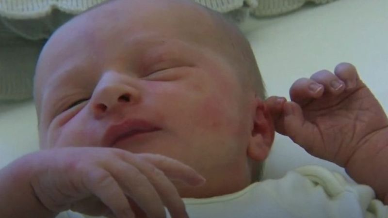 Ισλανδία: Το πρώτο μωρό του 2017 γεννήθηκε από το πρώτο μωρό του 1980! (Video-Photo) - Media