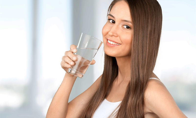Νερό μετά το γεύμα: Διευκολύνει ή δυσκολεύει την πέψη; - Media