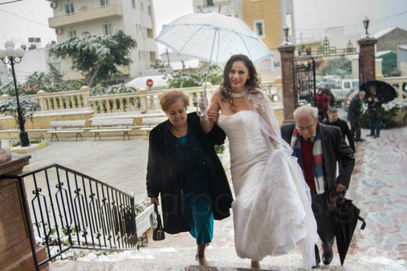 Χανιά: Η ατρόμητη νύφη του χιονιά (Photos) - Media