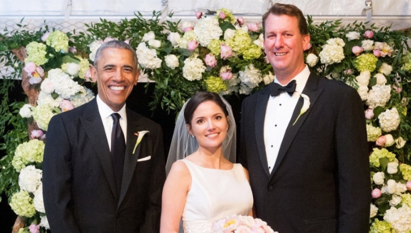 Κουμπάρος ο Μπαράκ Ομπάμα- Πάντρεψε στενό του συνεργάτη (Photos) - Media