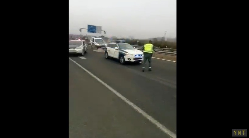 Διένυσε 40 χιλιόμετρα στο αντίθετο ρεύμα κυκλοφορίας και συγκρούστηκε με περιπολικό (Video) - Media
