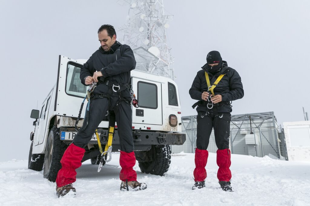 Τεχνικοί COSMOTE: Μάχη με τα χιόνια για να έχουμε σήμα στο κινητό - Media