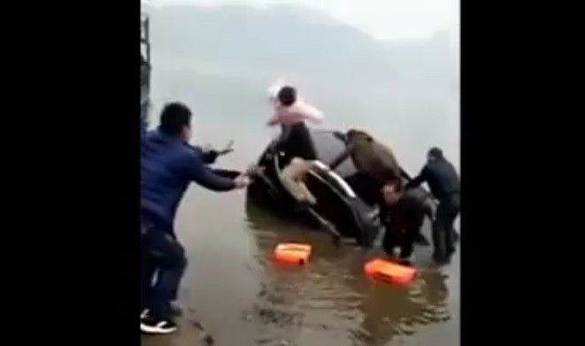Πατέρας πετά στον αέρα το μωρό του για να το σώσει από το αυτοκίνητο που βυθιζόταν (Photos-Video) - Media