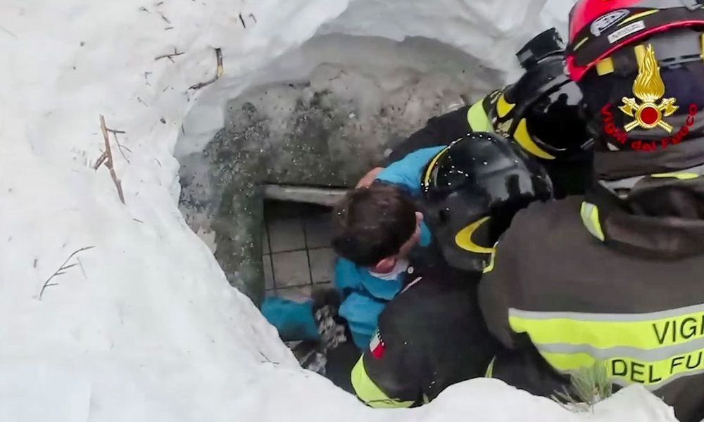 Ιταλία: Τέσσερα παιδιά ανασύρθηκαν ζωντανά από τα συντρίμμια του ξενοδοχείου (Photos - Video) - Media