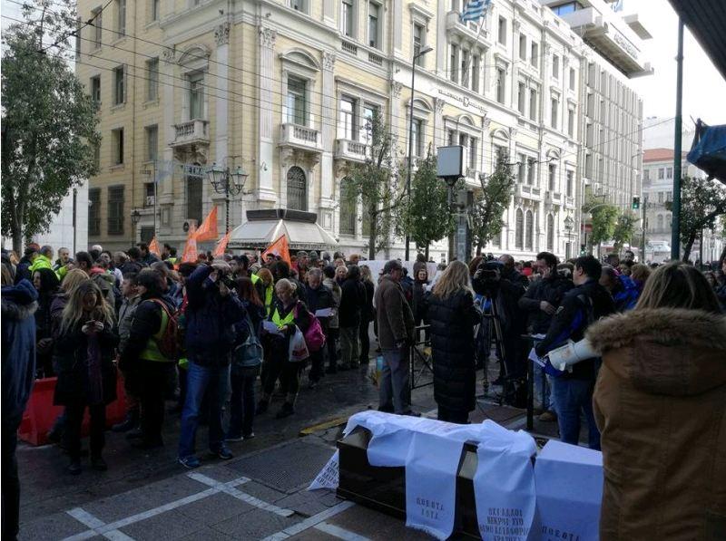 Διαμαρτυρία με… φέρετρο έξω από το υπ.Εργασίας (Photos) - Media