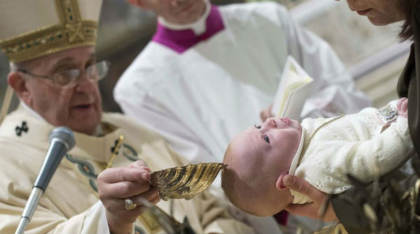 Υπέρ του θηλασμού κατά τη διάρκεια της βάφτισης ο πάπας - Media