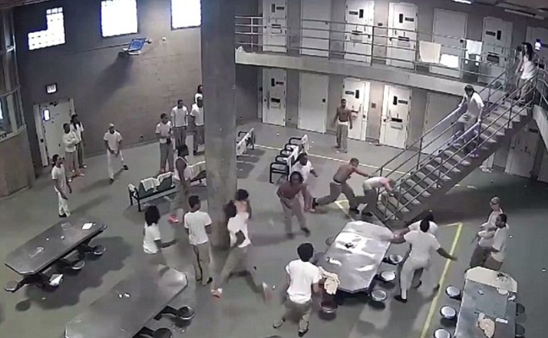 Σκηνές σοκ: Αιματηρή σύγκρουση κρατουμένων σε φυλακή υψίστης ασφαλείας (Video-σκληρές εικόνες) - Media