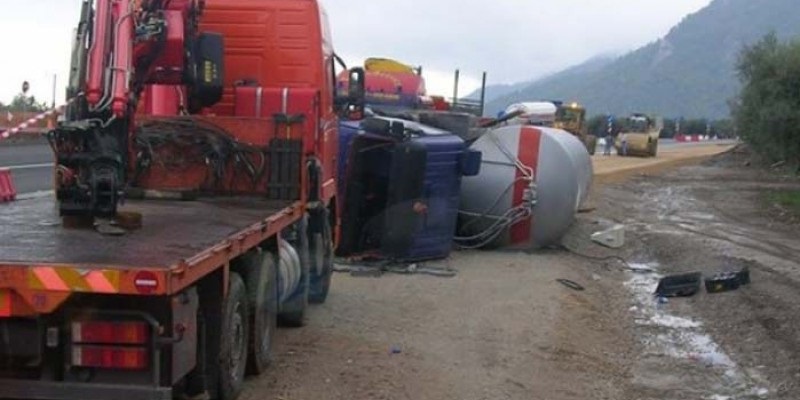 Ανατροπή βυτιοφόρου γεμάτο με προπάνιο στην παλαιά Εθνική Οδό Λάρισας  - Βόλου – Από παρακαμπτήριους διεξάγεται η κυκλοφορία  - Media