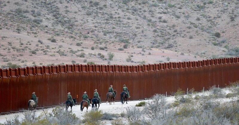 Τα «μαζεύει» ο Τραμπ για το τείχος στο Μεξικό - Media