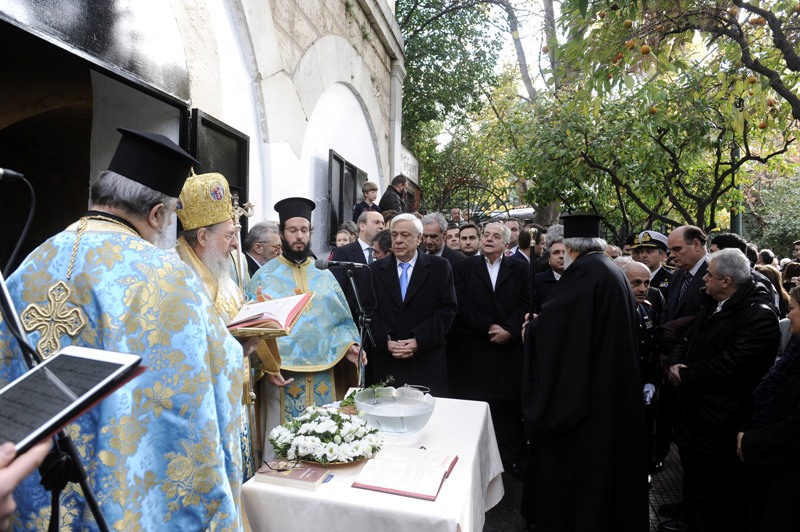 Ο ψάλτης με το... tablet που «έριξε» το διαδίκτυο (Photos) - Media