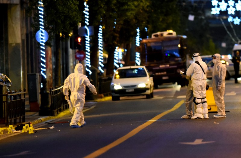 Πυροτεχνουργοί της ΕΛ.ΑΣ. σε κλεμμένο αυτοκίνητο στο κέντρο της Αθήνας - Media