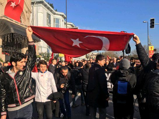 Πορεία έξω από το «Reina»: Θα νικήσουμε την τρομοκρατία (Photos) - Media