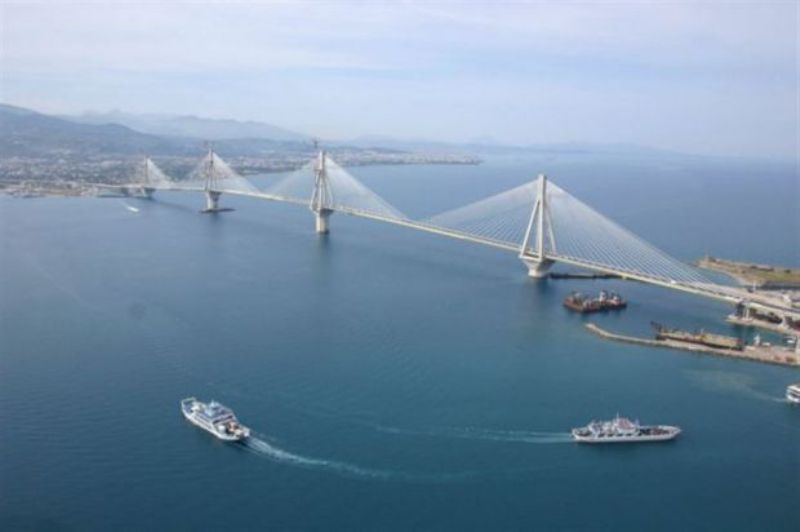 Χιονόπτωση και παγετός έκλεισαν τη γέφυρα Ρίου - Αντιρρίου - Media