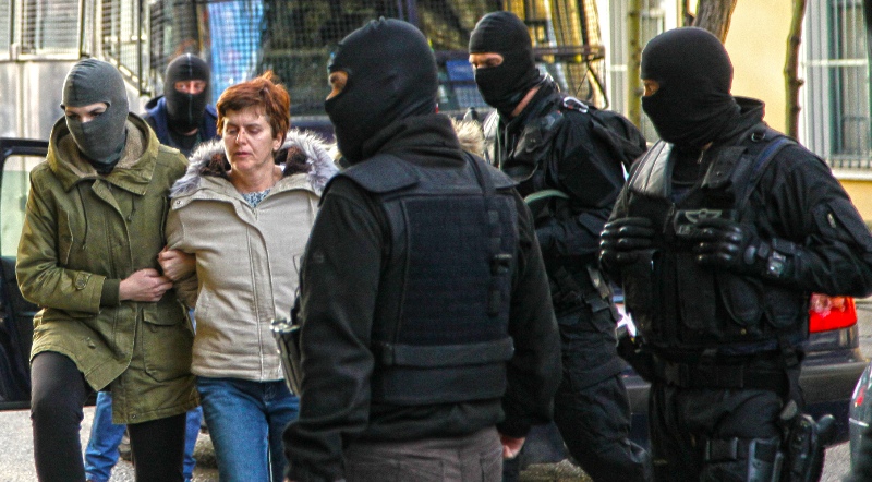 Όπλα, χειροβομβίδες και χρήματα: Η «λεία» της αστυνομίας από το σπίτι της Πόλας Ρούπα (Photos) - Media