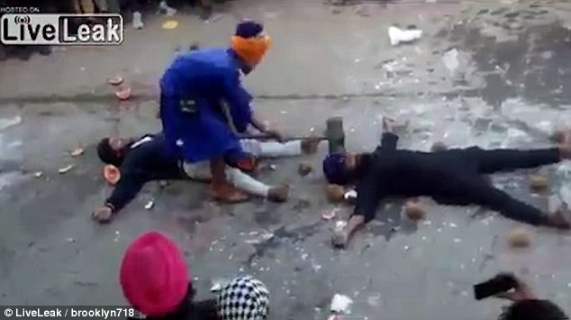 Άτυχος εθελοντής «τρώει» σφυρί στο κεφάλι σε επίδειξη πολεμικών τεχνών (Photos-Video)  - Media