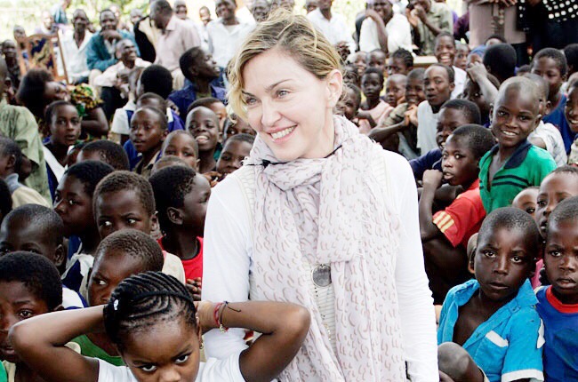 Η τραγική ιστορία των δίδυμων κοριτσιών που θέλει να υιοθετήσει η Μαντόνα - Media