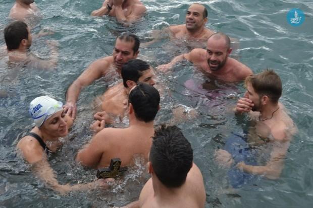 Ηράκλειο: Δεν έγινε ο αγιασμός των υδάτων λόγω κακοκαιρίας - Σταυρό σχημάτισαν κολυμβητές  - Media