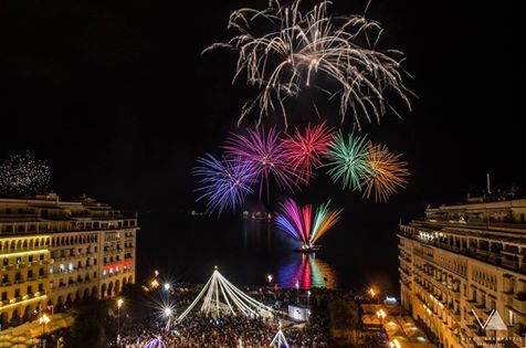 «Φωτιά» από πυροτεχνήματα πήρε ο ουρανός της Θεσσαλονίκης (Video)  - Media