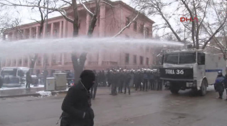 Δακρυγόνα σε διαδηλώσεις πολιτών κατά της ενίσχυσης των εξουσιών του Ερντογάν (Photos) - Media
