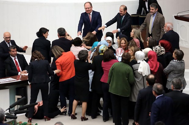 Άγριο ξύλο στην τουρκική βουλή! Γυναίκες βουλευτές πιάστηκαν «μαλλί με μαλλί» για τις... εξουσίες του Ερντογάν (Photos - Video) - Media