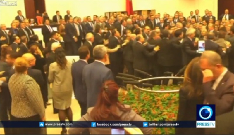 Σκηνές-ροκ στο τουρκικό Κοινοβούλιο (Video) - Media