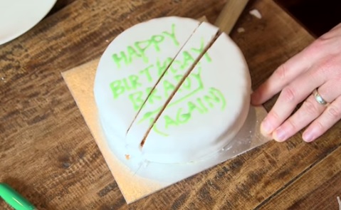 Αυτός είναι ο σωστός τρόπος να κόβετε μία τούρτα (Video) - Media