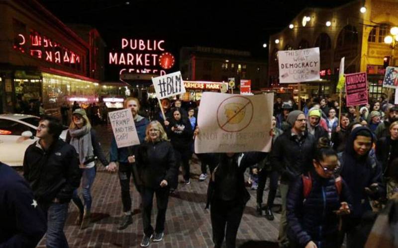 Χιλιάδες γυναίκες στους δρόμους κατά της ανάληψης καθηκόντων από τον Τραμπ - Media