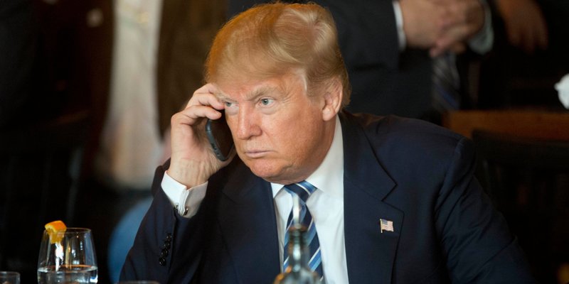 Πολιτικός «χαμός» για το κινητό του Τραμπ - Media