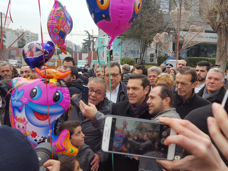 Αγκαλιά με τα προσφυγόπουλα ο Αλέξης Τσίπρας (Photos) - Media