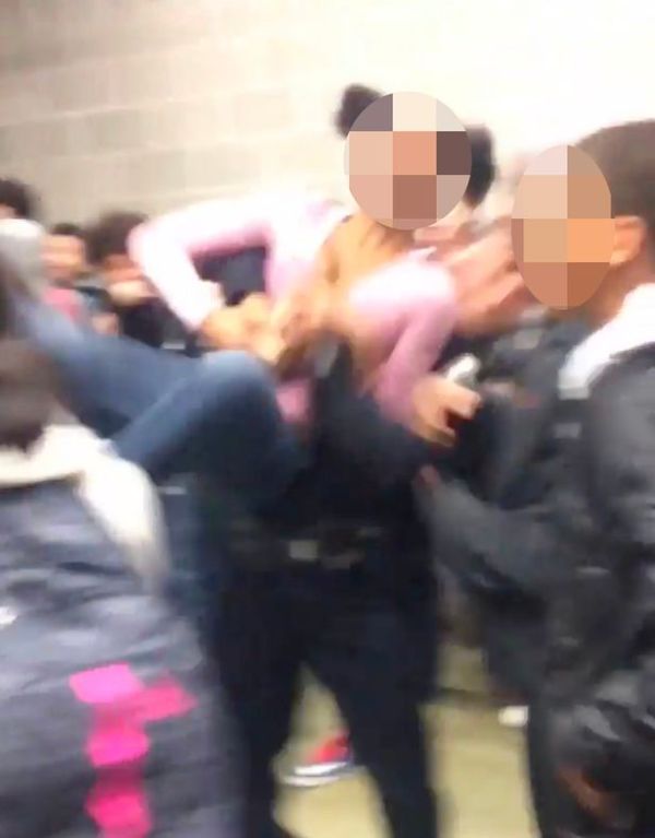 Απίστευτη επίθεση αστυνομικού σε μαθήτρια (Video) - Media