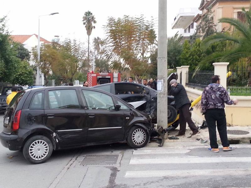 Χανιά: Σφοδρή σύγκρουση στο κέντρο της πόλης - Σμπαράλια τα ΙΧ (Photos) - Media