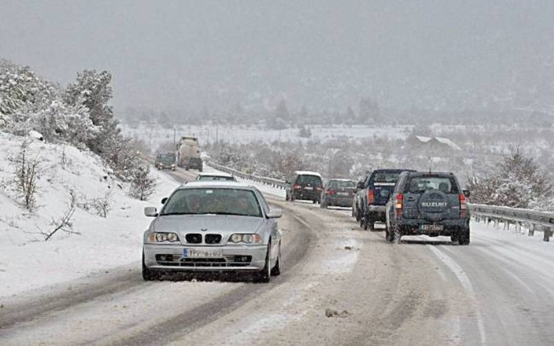 Ποιοι δρόμοι έκλεισαν στην Αττική λόγω χιονόπτωσης - Πού θα χρειαστείτε αντιολισθητικές αλυσίδες - Media