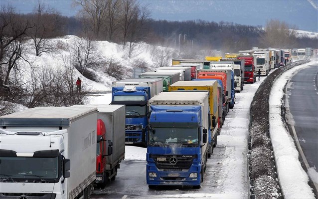 Απαγόρευση κυκλοφορίας σε φορτηγά άνω των 3,5 τόνων στην εθνική οδό Ιωαννίνων - Κακκαβιά λόγω χιονόπτωσης - Media