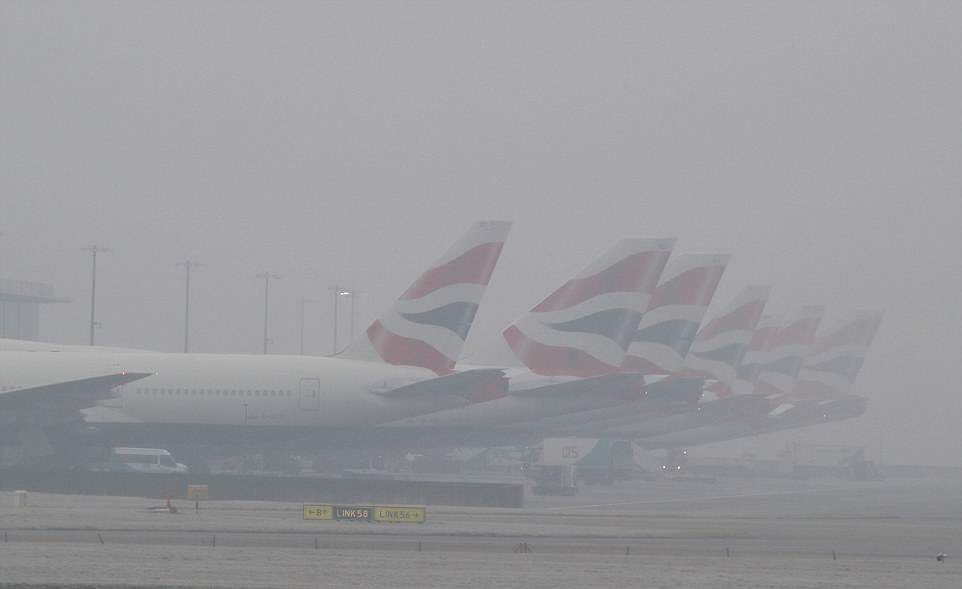 Συνεχείς ακυρώσεις πτήσεων στο Χίθροου λόγω ομίχλης  - Media